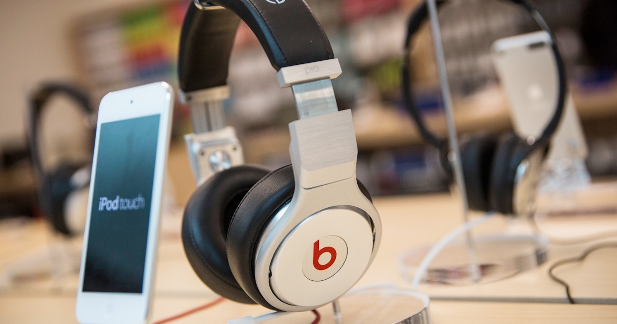10 Hilarious Books Podcasts Every Reader Needs To Subscribe To Today 10 Hilarious Books Podcasts Every Reader Needs To Subscribe To Today