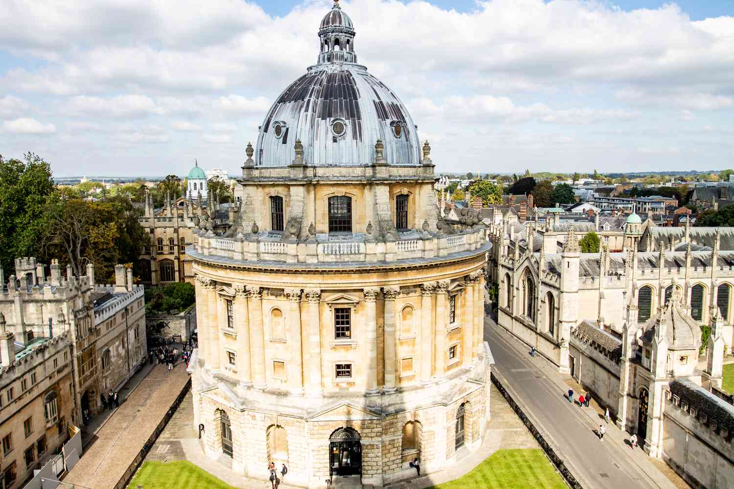 Must-See Spots in Oxford for Bookworms Must-See Spots in Oxford for Bookworms