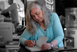 Marilynne Robinson, signing books