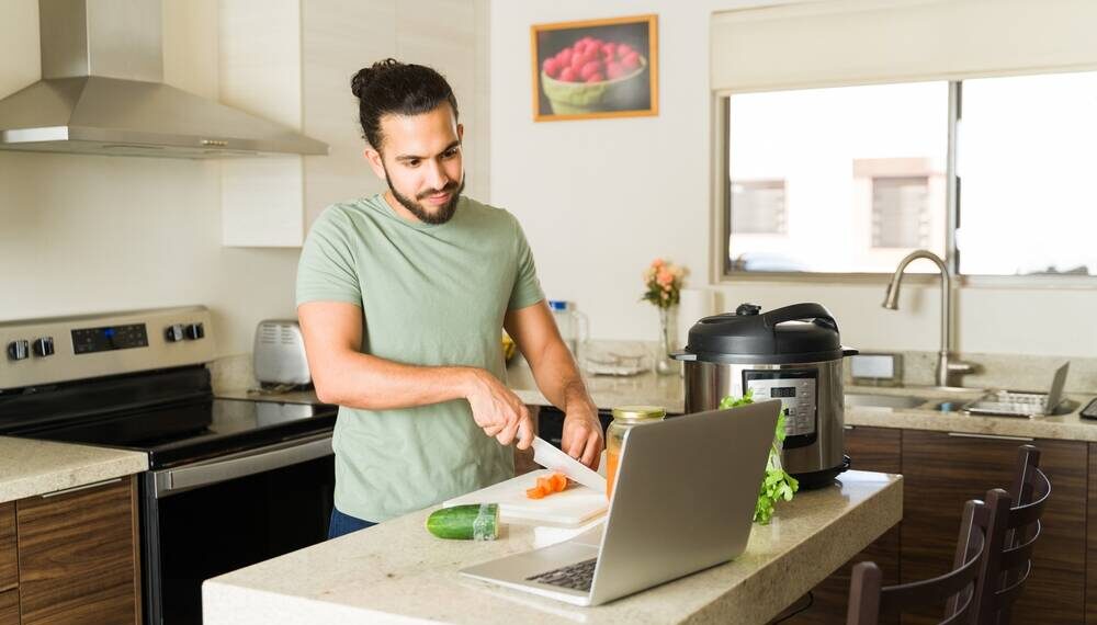 Garlic chicken without garlic? Critics think Amazon recipe book was cooked up by AI • The Register