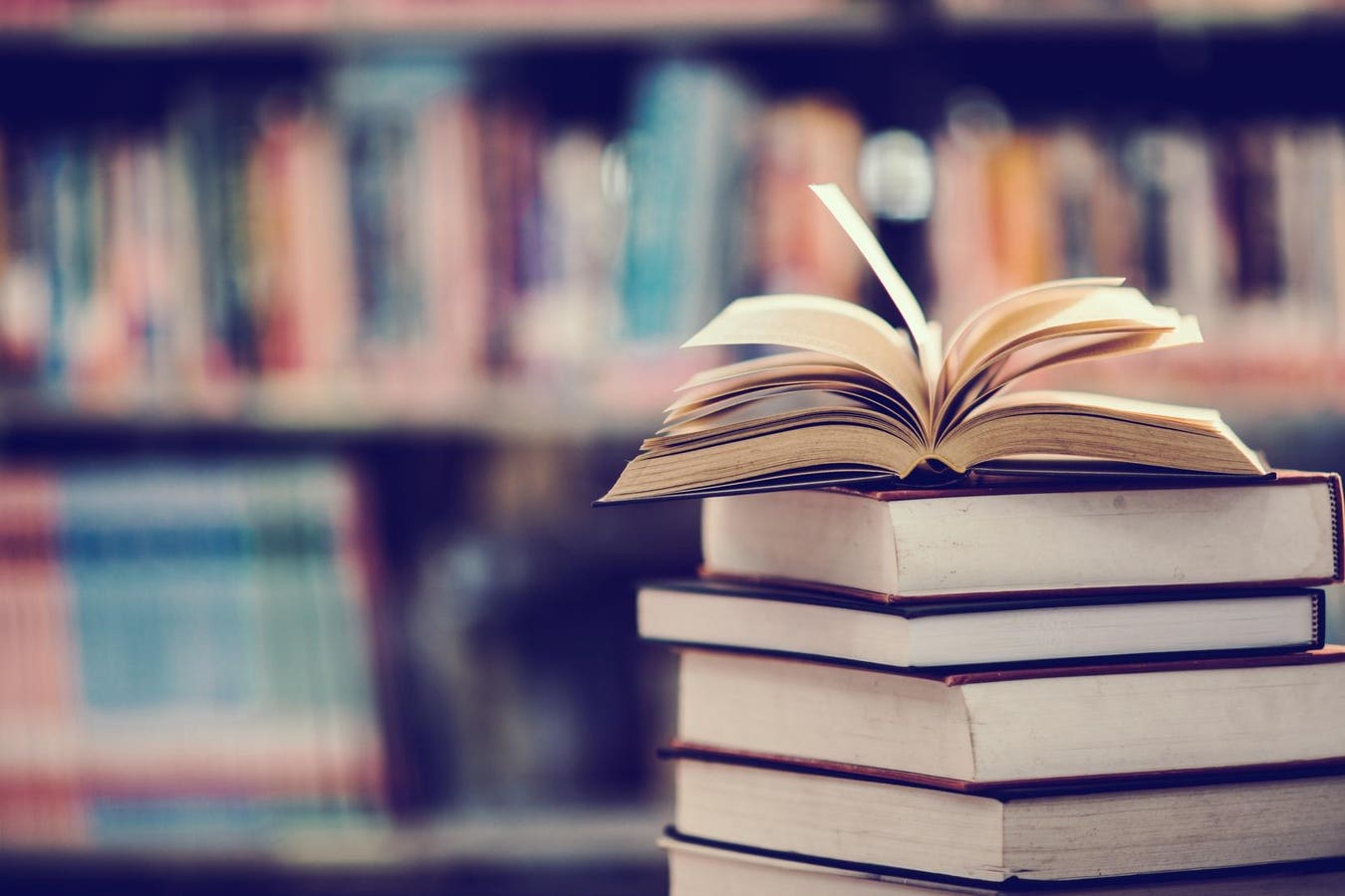 An ABC News Anchor Comes Out Of Retirement To Host A Book-Lovers Podcast An ABC News Anchor Comes Out Of Retirement To Host A Book-Lovers Podcast