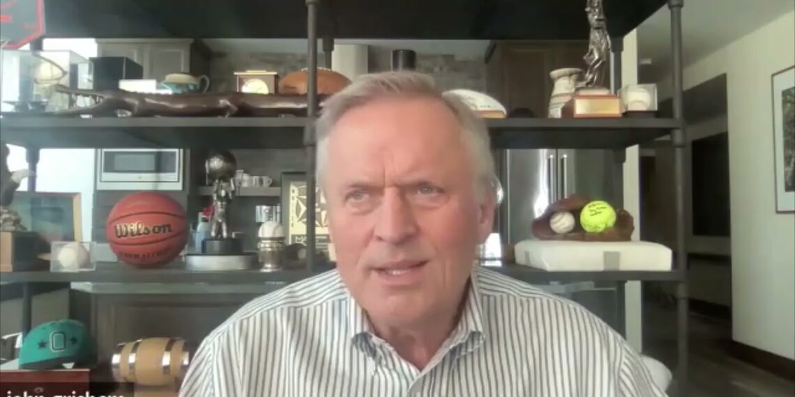 John Grisham on How He Outlines His Chapters While Writing