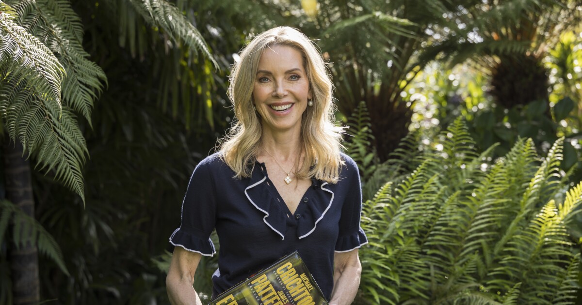 Late novelist Michael Crichton’s new book is set against the backdrop of an erupting Maunaloa Late novelist Michael Crichton’s new book is set against the backdrop of an erupting Maunaloa