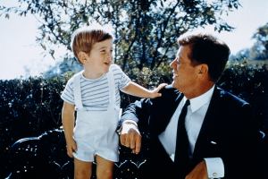 A month before his assassination in Dallas, John F. Kennedy, who had started to prepare the 1964 presidential campaign, invited the photographer Stanley Tretick to the White House for a series of photographs with his son John Jr., taking advantage of Jackie's absence, who protected her children from the media.