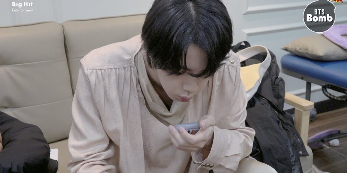 [BANGTAN BOMB] What’s Written on Jin and Jung Kook’s stuff? – BTS (방탄소년단)